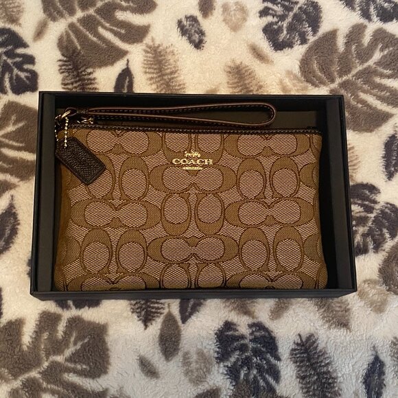 Coach Boxed Small Wristlet In Signature Jacquard NWB - Picture 7 of 8